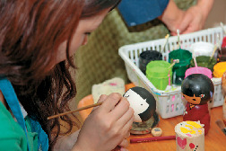 【群馬の遊びスポット】こけしの絵付けができる「卯三郎こけし」