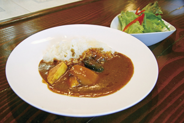 落ち着いた空間で食事やお酒を「ノイエポストダイニング」