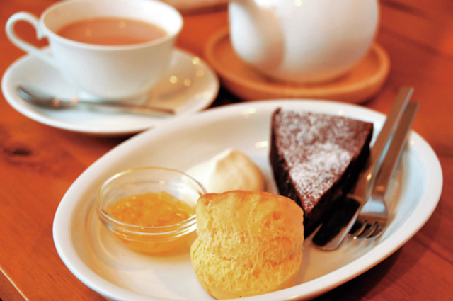 木のぬくもりあふれるカフェ「TEA ROOM Yuki Usagi」