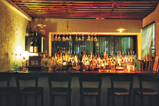 隠れ家的バーで甘く酔いしれる「FLY ME TO THE MOON」