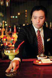 隠れ家的バーで甘く酔いしれる「FLY ME TO THE MOON」