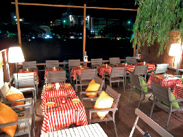 【京都・鴨川のディナー】イカリヤ食堂