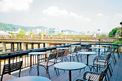 【京都・鴨川】スターバックス コーヒー 京都三条大橋店