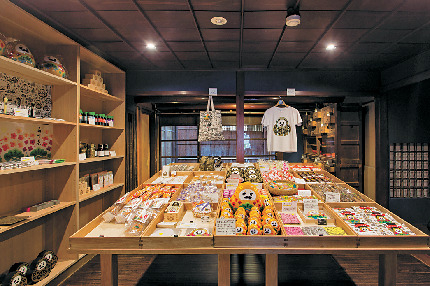 【主計町茶屋街のショッピングスポット】八百萬本舗