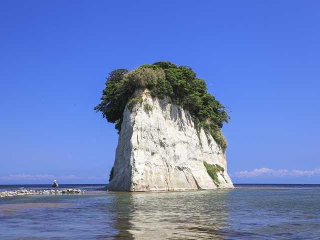 【能登×絶景スポット】巨大な軍艦のような不思議な絶景「見附島」