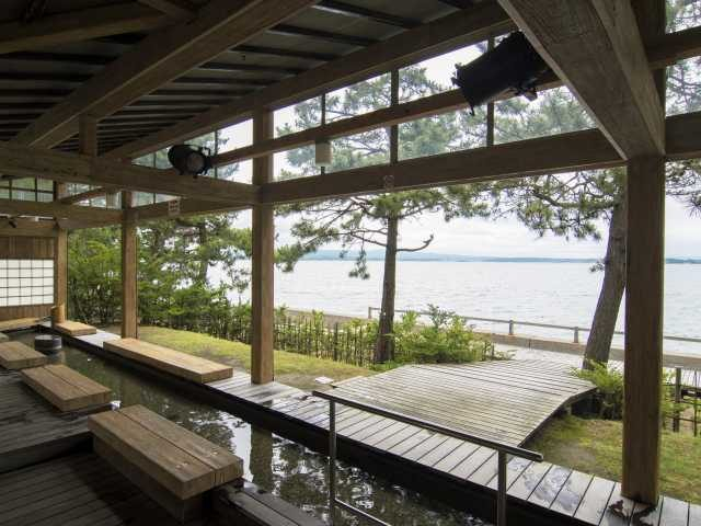 【和倉温泉×お湯を楽しむ】穏やかな海の眺めとぽかぽか足湯でほっこり「湯っ足りパーク(妻恋舟の湯)」