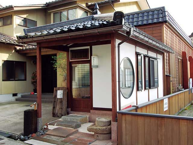 【金沢・にし茶屋街×観光】濃厚な豆乳ソフトクリームが人気「中谷とうふ」