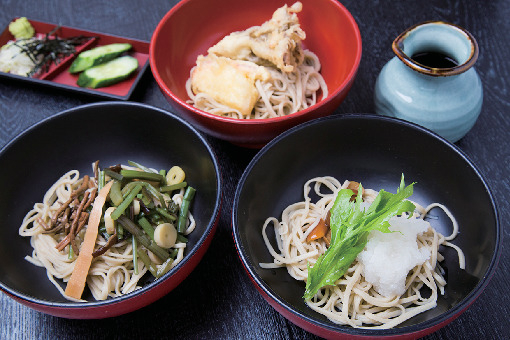 打ちたて十割そばを地元のきのこと一緒に「そば三昧 中島屋」