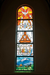 ロマネスクを基調とした畳敷き礼拝堂の教会「カトリック弘前教会」