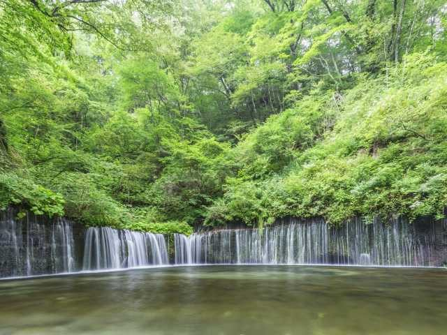 【草津温泉・万座温泉・軽井沢×ドライブ④】幾条もの滝が岩肌に流れ落ちる「白糸の滝」