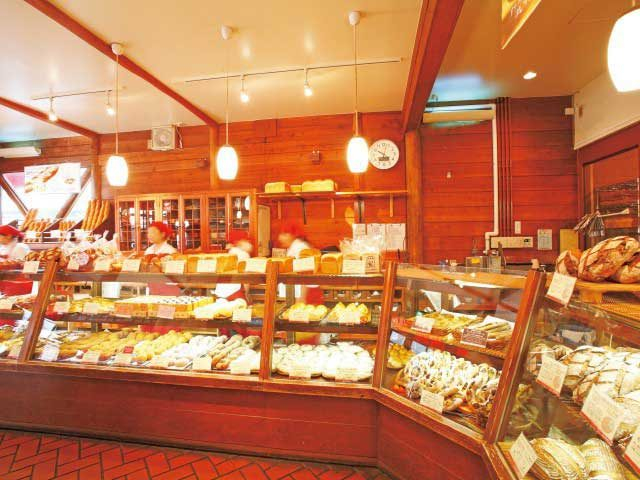 【草津温泉&軽井沢】観光モデルコース 15:00 魅力的なお店が並ぶ「旧軽銀座通り」