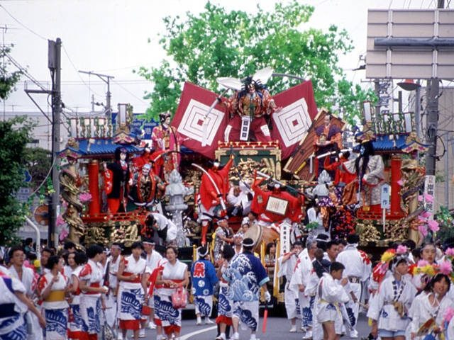 豪華絢爛な山車!八戸三社大祭