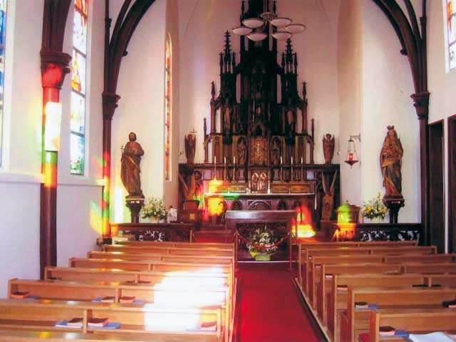 ロマネスクを基調とした畳敷き礼拝堂の教会「カトリック弘前教会」