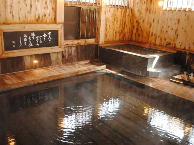 ブナの浴槽でほっこり 蔦温泉旅館