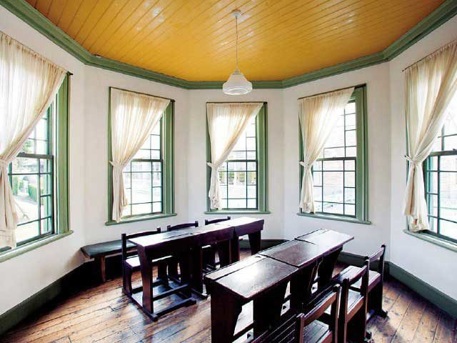 2つのドーム型の塔が目印。モダンでシンボリックな洋館「旧弘前市立図書館」