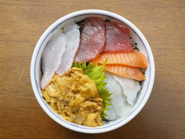 【青森・下北グルメ×魚介】その時季に獲れた旬の魚介が豊富な食事処「仏ヶ浦ドライブイン」