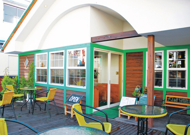 オープンデッキのテラスで絶品ピザを「窯焼きピザの店 ラ・ビエール」