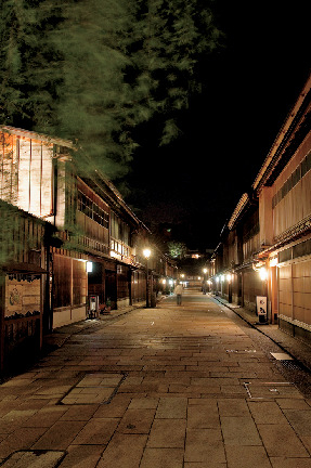 【金沢×ライトアップ】三味線や太鼓の音が聞こえてくる「ひがし茶屋街」