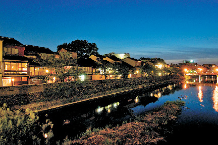 【金沢×ライトアップ】浅野川大橋からの夜の眺めも絶景「主計町茶屋街」