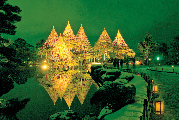 【金沢×ライトアップ】雪吊りの夜景は幻想的「兼六園」