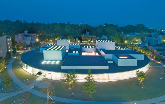 【金沢×ライトアップ】屋外敷地内にライトアップされた作品もある「金沢21世紀美術館」