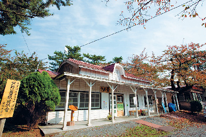 赤い屋根の喫茶店「駅舎」