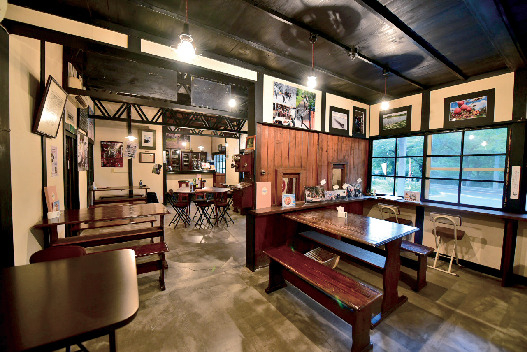 赤い屋根の喫茶店「駅舎」