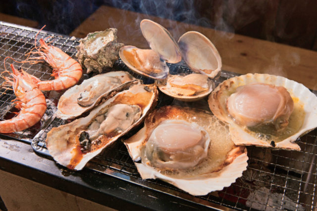 【八食センターで炭火焼き】3.好みの焼き加減でいただきます!