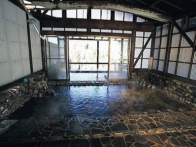 自然に囲まれたかけ流し湯「みなかみ町営温泉三峰の湯」