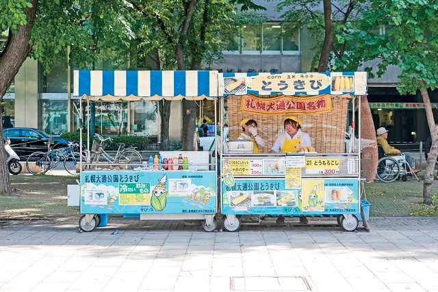 とうもろこしをほおばってひと休み