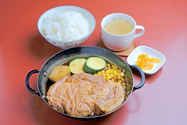 【美瑛の地元ランチ】肩ロースを低温でじっくり加熱「ファミリーレストラン だいまる」