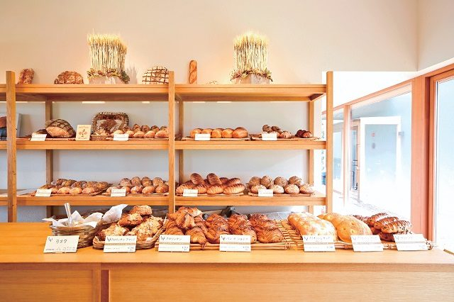 朝10時から並ぶ自家製パンにも注目!