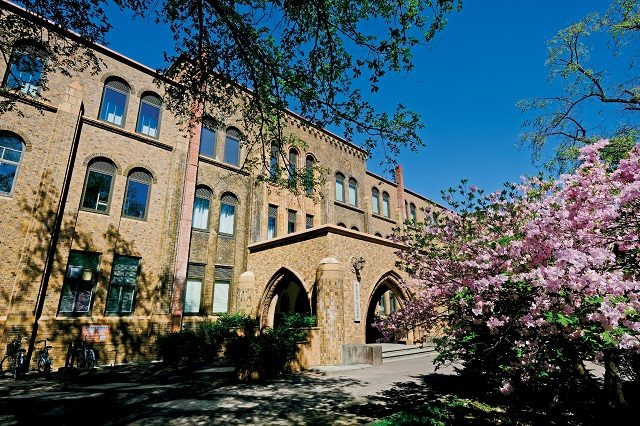 構内の歴史ある建物を見学する