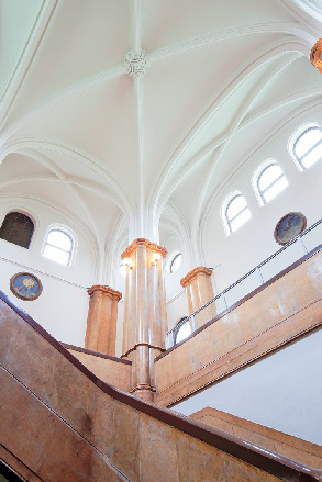 構内の歴史ある建物を見学する