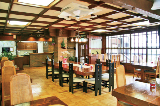 落ち着いた空間で食事やお酒を「ノイエポストダイニング」