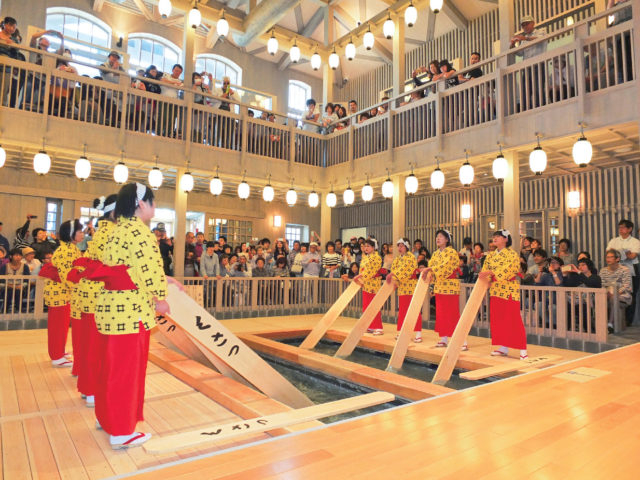 【草津温泉&軽井沢】観光モデルコース 16:00 草津名物の湯もみと踊りショーは必見!「熱乃湯」