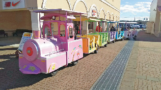 モール内を走るトレイン