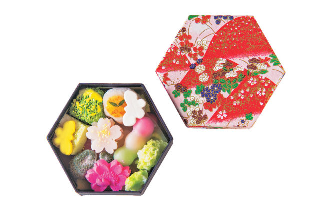 愛らしい小箱の中に古都の四季が映し出される