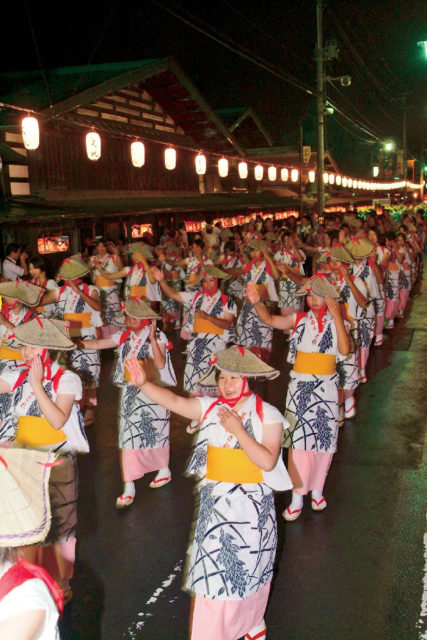 黒石よされ(流し踊り)