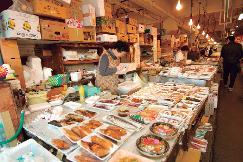 陸奥湊駅前朝市