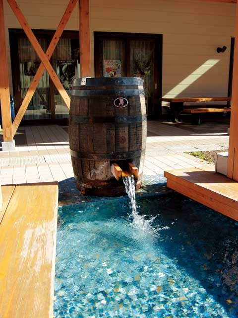 足湯が自慢の観光交流施設「湯のまち作並 観光交流館ラサンタ」