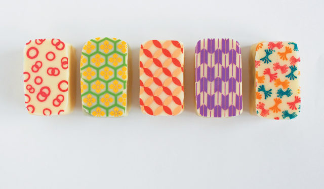 縁起の良い吉祥文様をケーキにまとわせて