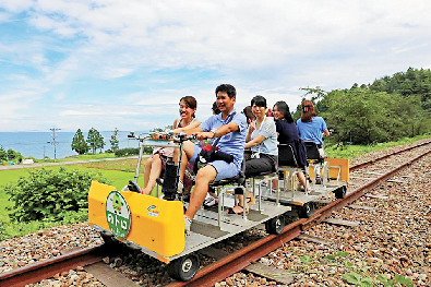 【奥能登×観光】恋路海岸を眺めながらトロッコ旅「奥のとトロッコ鉄道 のトロ」