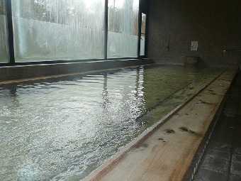 広々とした檜風呂で湯浴み「嬬恋バラギ温泉 湖畔の湯」