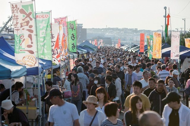 日曜早朝だけの光景!館鼻岸壁朝市