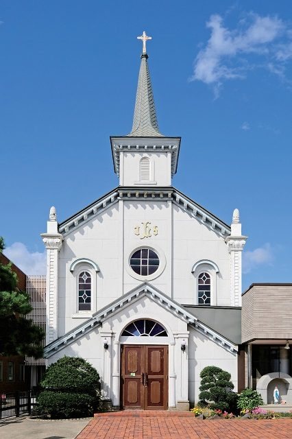 高くそびえ立つ見事な尖塔 カトリック弘前教会