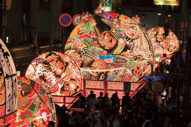 連なる扇型のねぷた、弘前ねぷたまつり