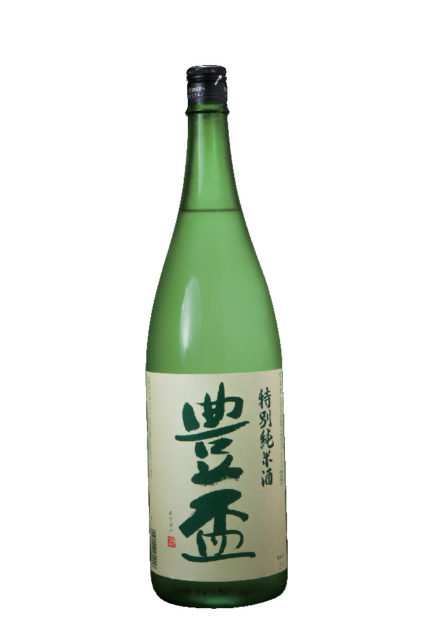 充実の地酒と一緒に郷土料理