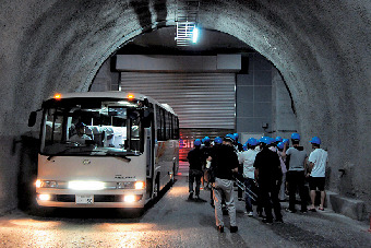 1 ヘルメットをかぶってバスで出発