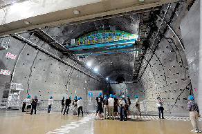 2 トンネルを通って発電所の内部へ